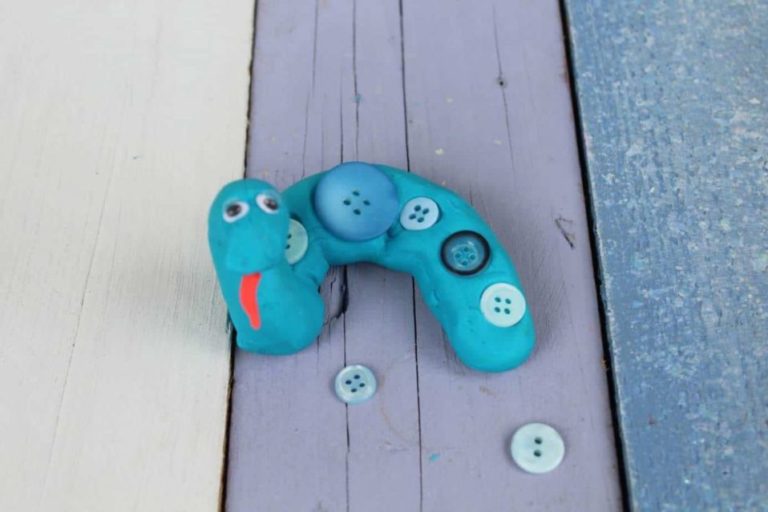 Captive Your Little Ones Attention With These Simple Play-Doh Snake Games